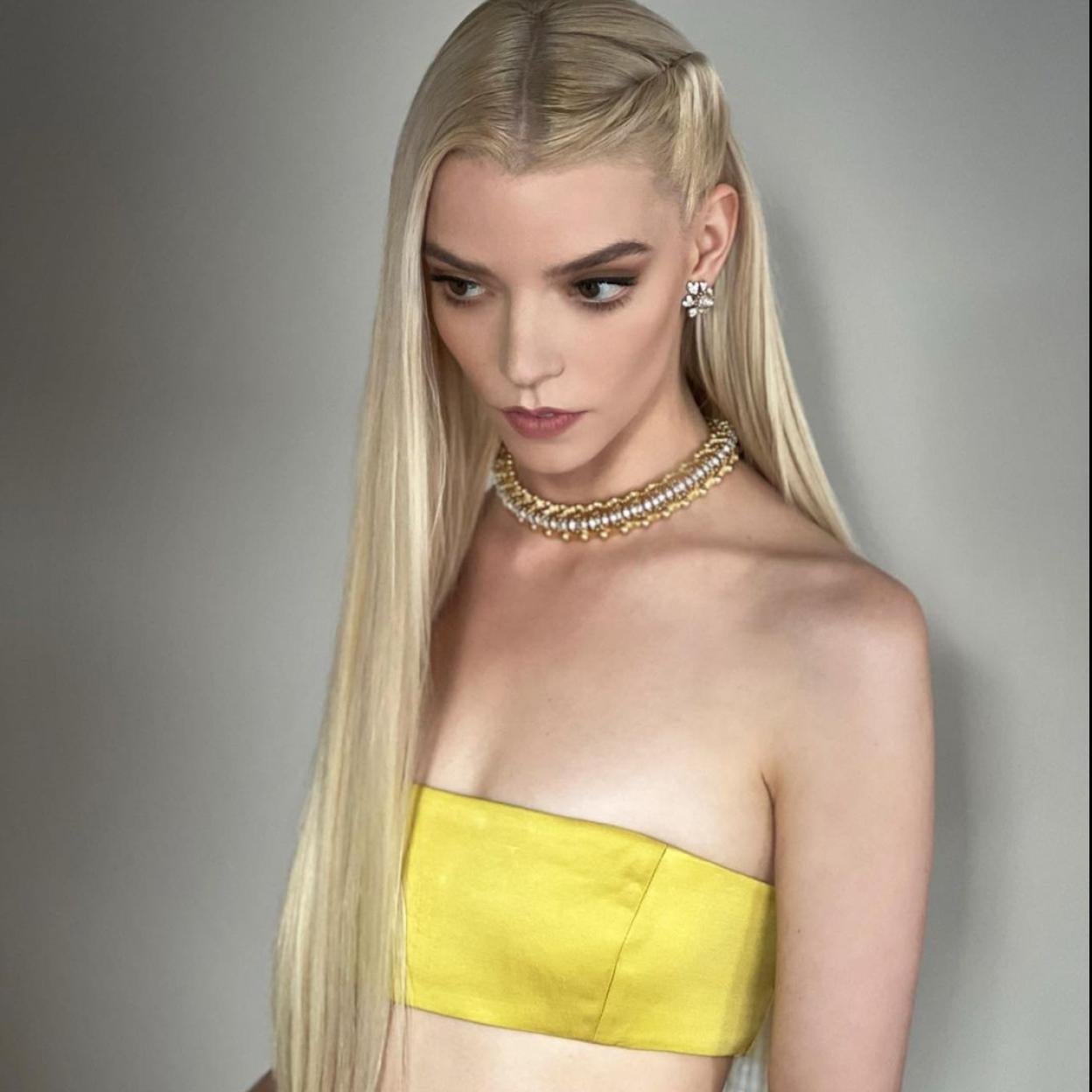 El look beauty de Anya Taylor Joy para los Globos de Oro 2023.
