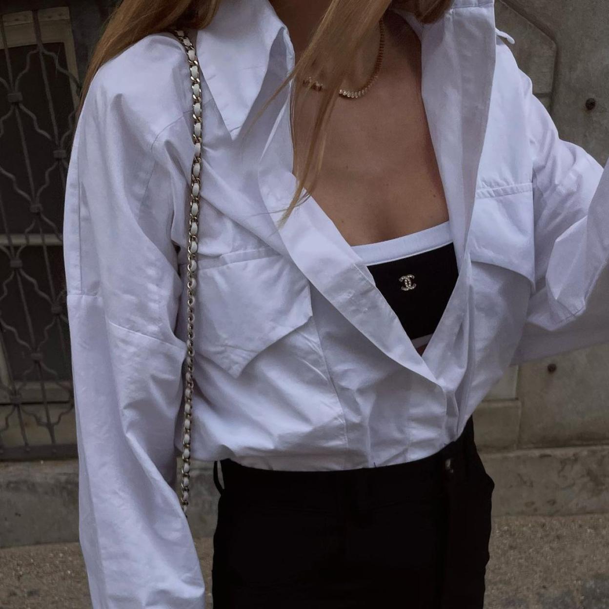 Una influencer con camisa blanca.