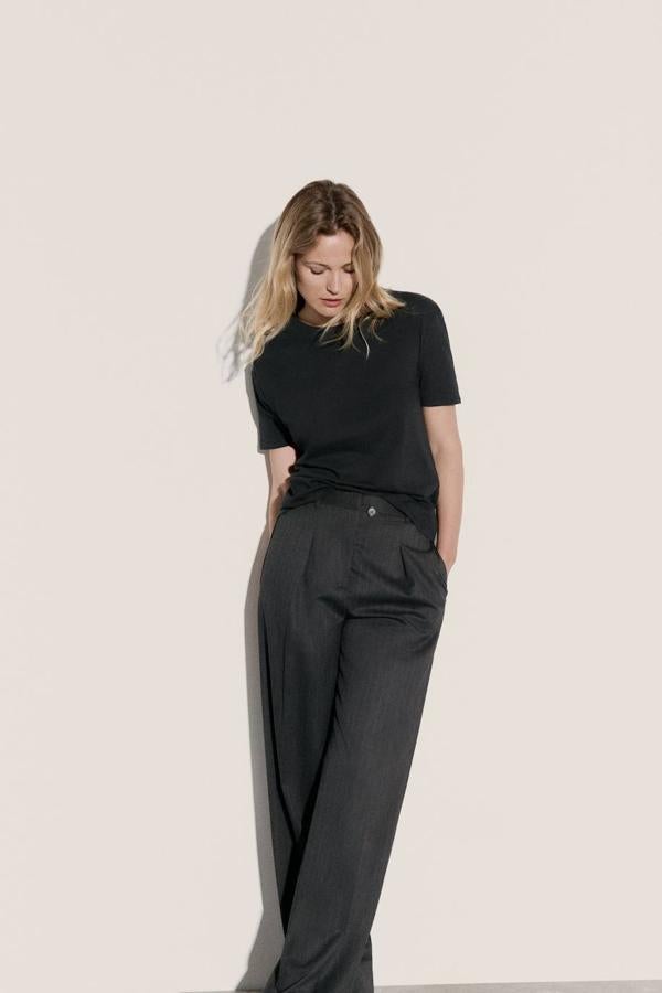 Camiseta básica de corte recto con cuello redondo y manga corta. Hazte con ella en cinco colores, a 5,95 euros.