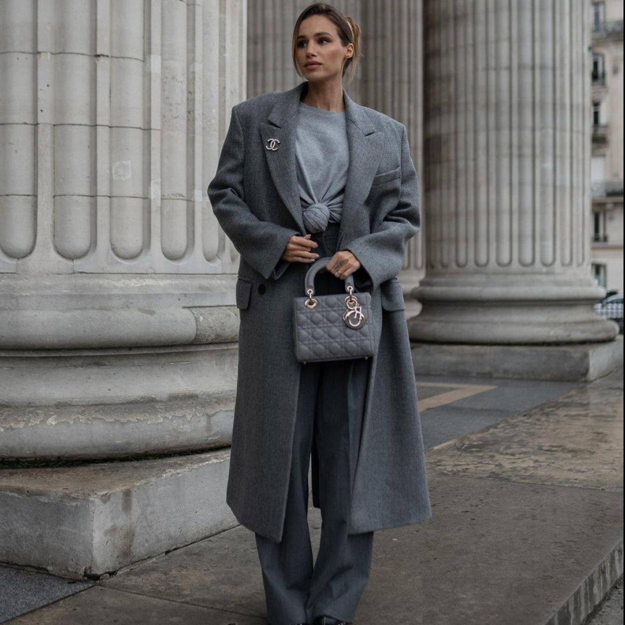 La influencer lleva un elegante abrigo largo masculino