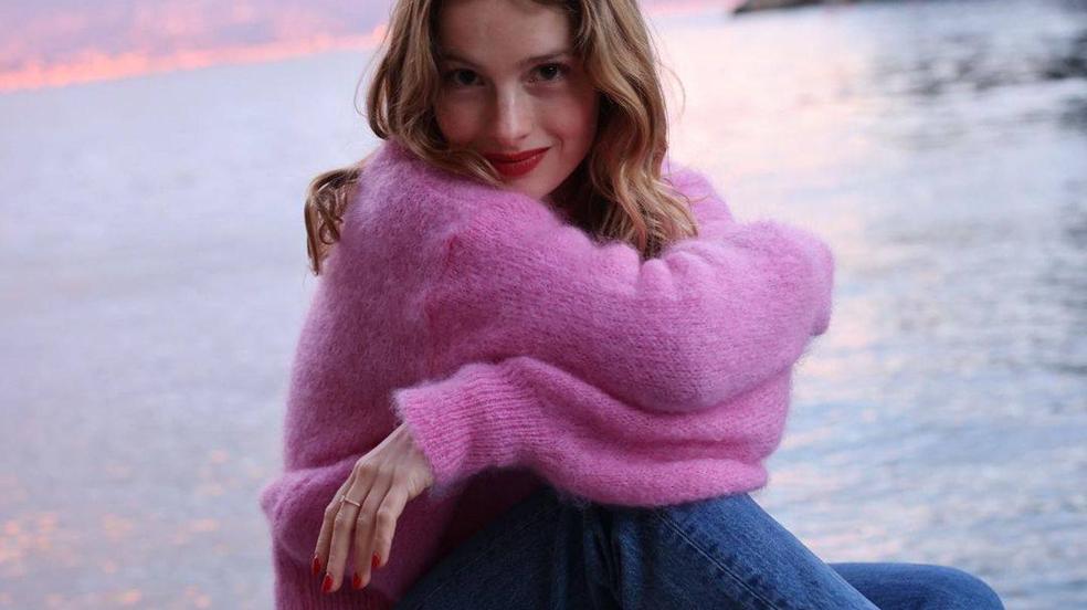 La influencer lleva un look con jersey favorecedor y jeans