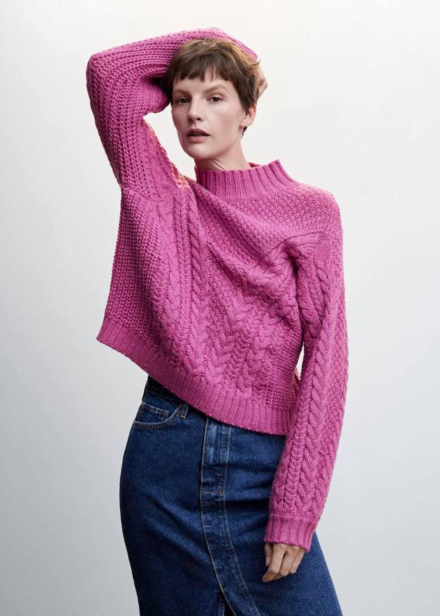 Jersey en tejido de punto trenzado con manga larga, cuello alto y terminaciones en rib, color rosa, de Mango. Cómpralo en rebajas por 22,99 euros.