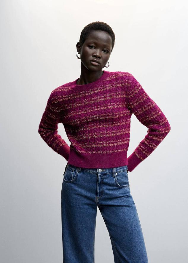 Jersey en tejido de punto trenzado con detalles de lúrex metalizado, cuello redondo y manga larga, en mora, de Mango. Está disponible en rebajas a 22,99 euros.