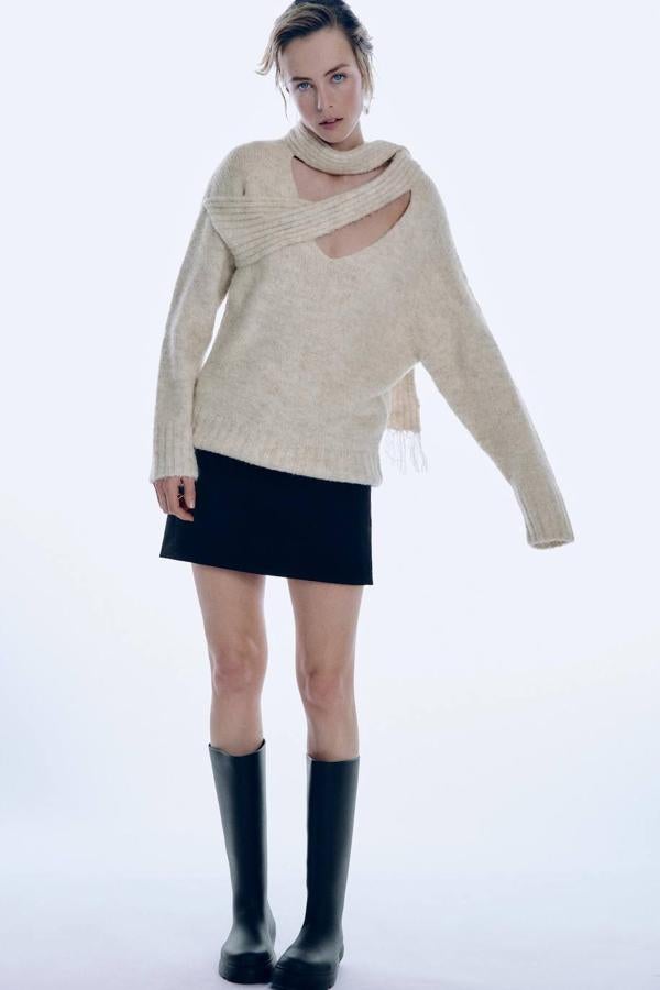 Jersey en tejido de punto grueso con manga larga, corte relajado y cuello con bufanda, en gris claro vigoré, de Zara. Cuesta 29,99 euros, en rebajas.