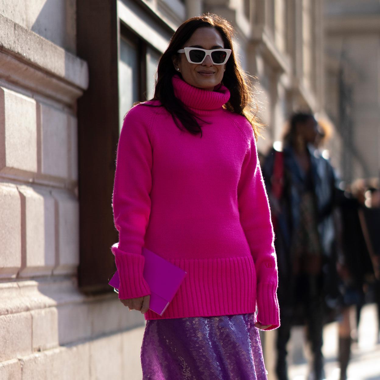 Un look del street style con jersey rosa.
