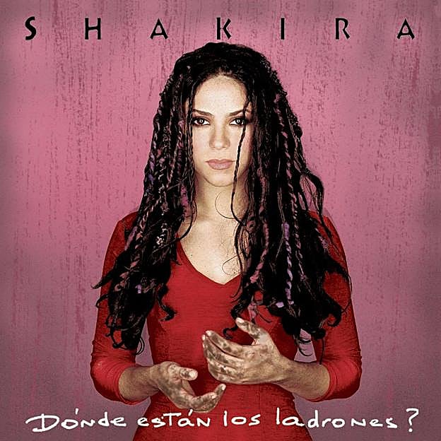 Shakira con pelo rojizo y trenzas.