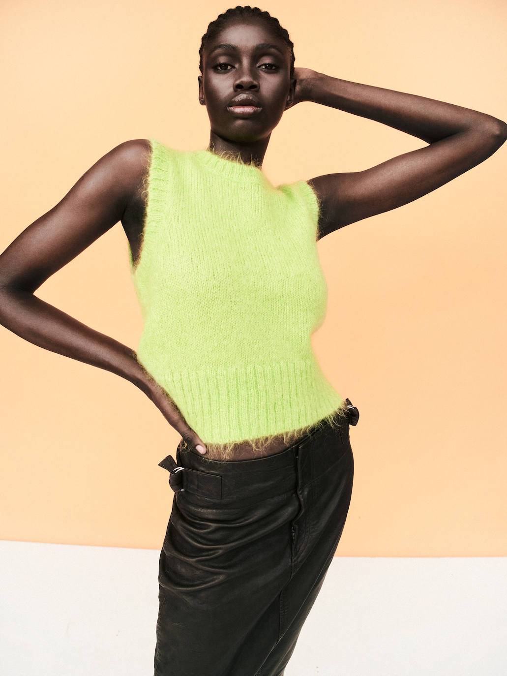 Chaleco de punto, de Cos y falda de piel marrón, de Isabel Marant.