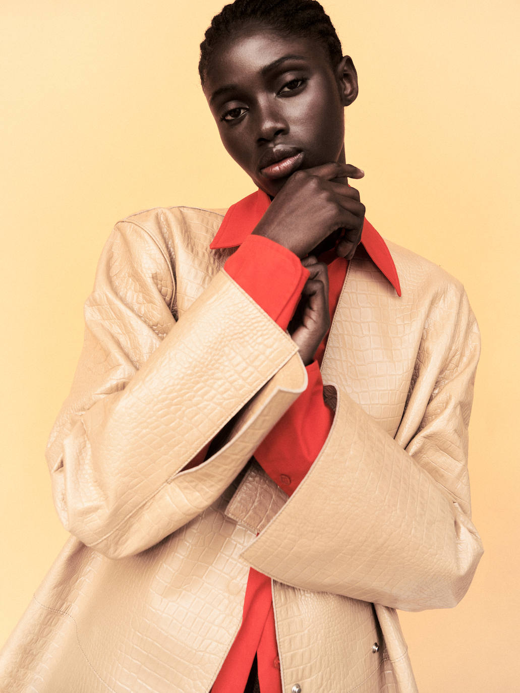 Camisa de Sportmax y chaqueta de piel, de Toteme.