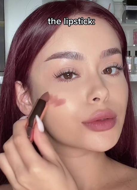 Imagen - Paso 3: Aplicar labial en las mejillas