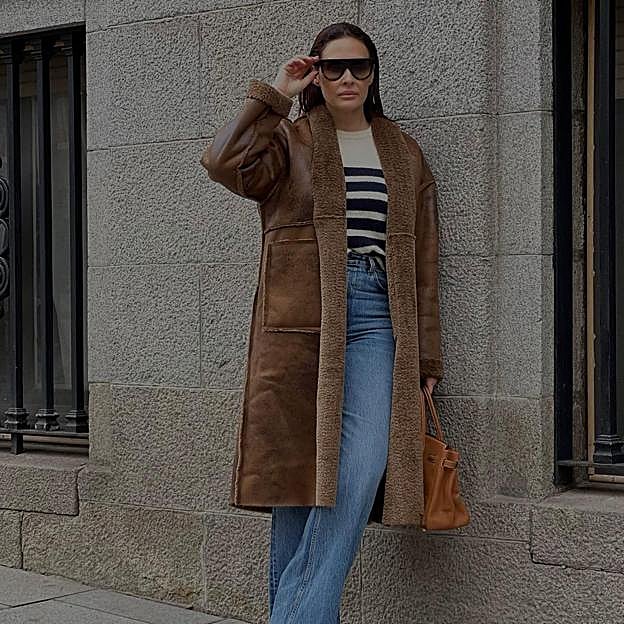 Vicky Martín Berrocal con abrigo de doble faz.