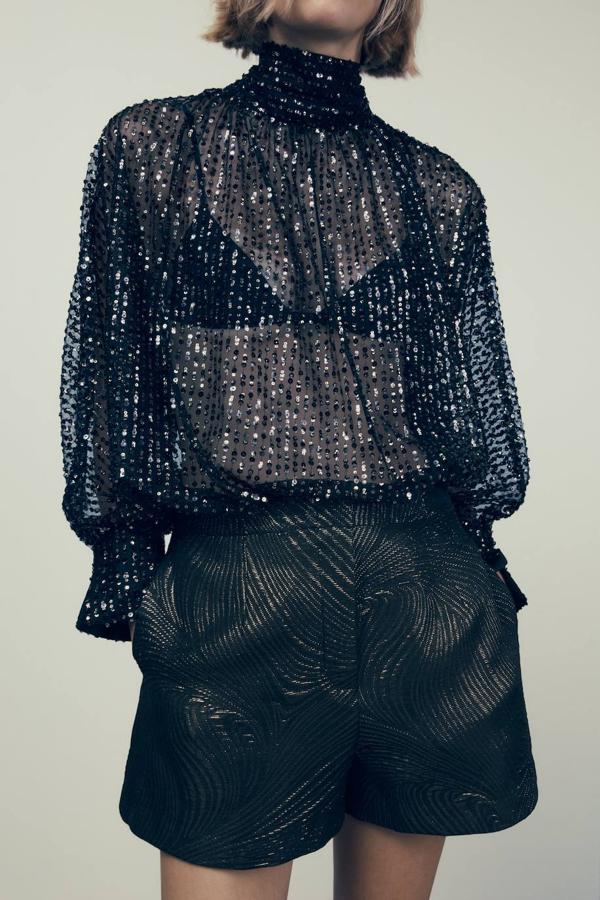 Bermudas en tejido jacquard con hilo metalizado, bolsillos y corte evasé, en negro y oro, de Zara.