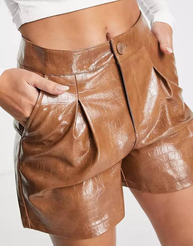 Bermudas de vestir en tejido efecto piel de cocodrilo con tiro alto y pinzas, tono tostado.