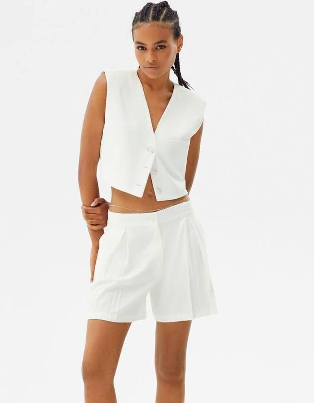 Bermudas tailoring con tiro alto, bolsillos y pinzas, en color blanco, de Bershka.