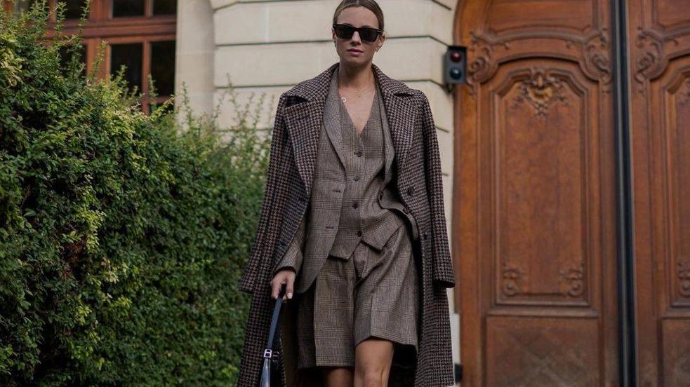 La influencer lleva un look de traje elegante con bermudas