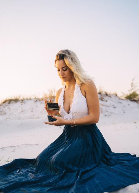 Imagen - Mujer con cartas del Tarot/PEXELS