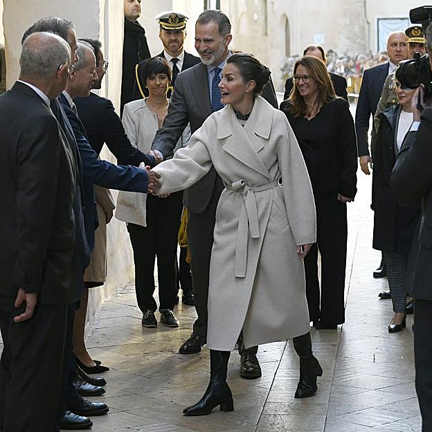 La reina Letizia con unas botas negras.
