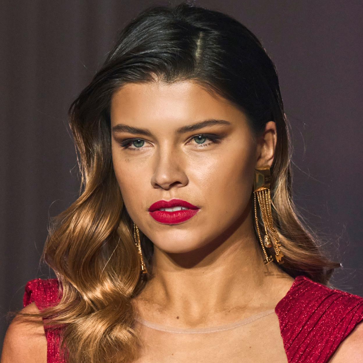 Look de belleza de una modelo de Elisabetta Franchi.