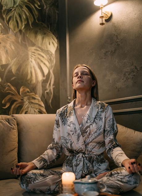 Imagen - Mujer practicando la respiración de yoga/PEXELS