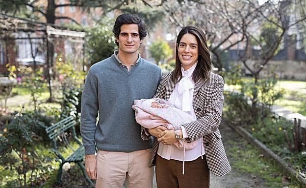 Los duques de Huéscar con su segunda hija, Sofía, el 13 de enero de 2023. 