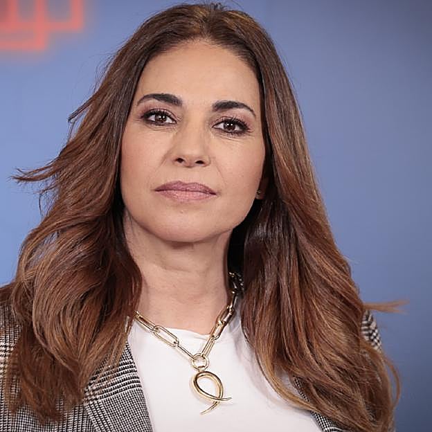 Mariló Montero y el look rejuvenecedor perfecto para la oficina: pantalones efecto piel y blazer con estampado de cuadros