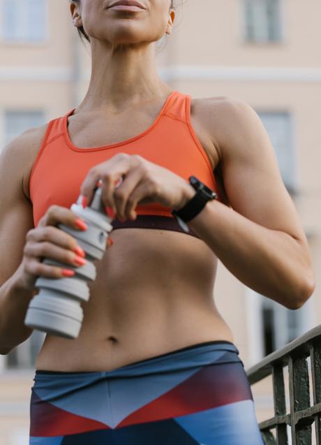 Imagen - Mujer con abdominales tonificados/PEXELS