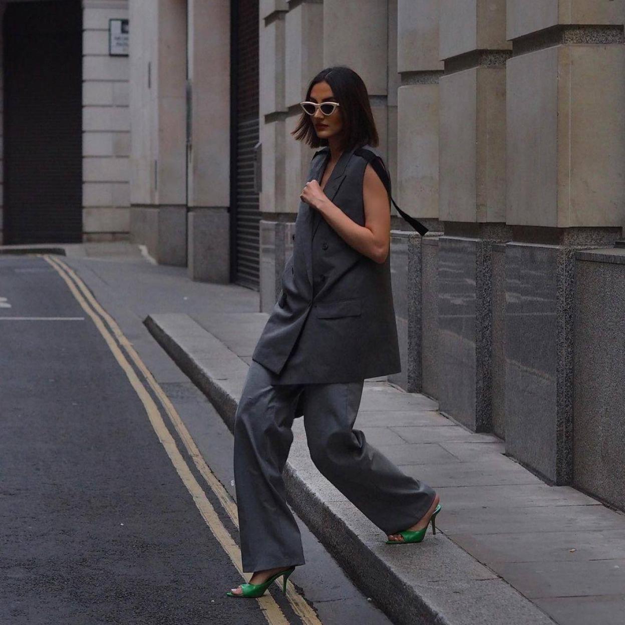 La influencer lleva un look con chaleco elegante