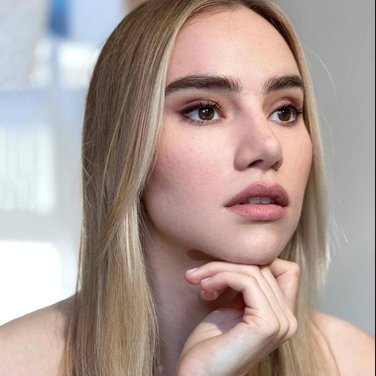 Conseguirás la mirada luminosa y joven de Suki Waterhouse con estos contornos para piel sensible