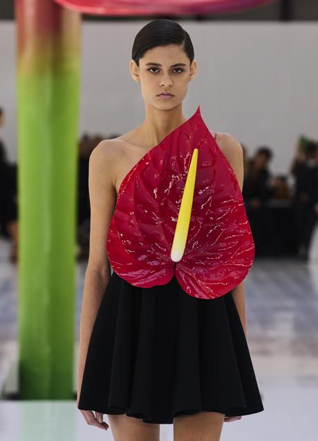 Imagen - Vestido corto en negro con flor de anturio de Loewe. Foto: Imaxtree.