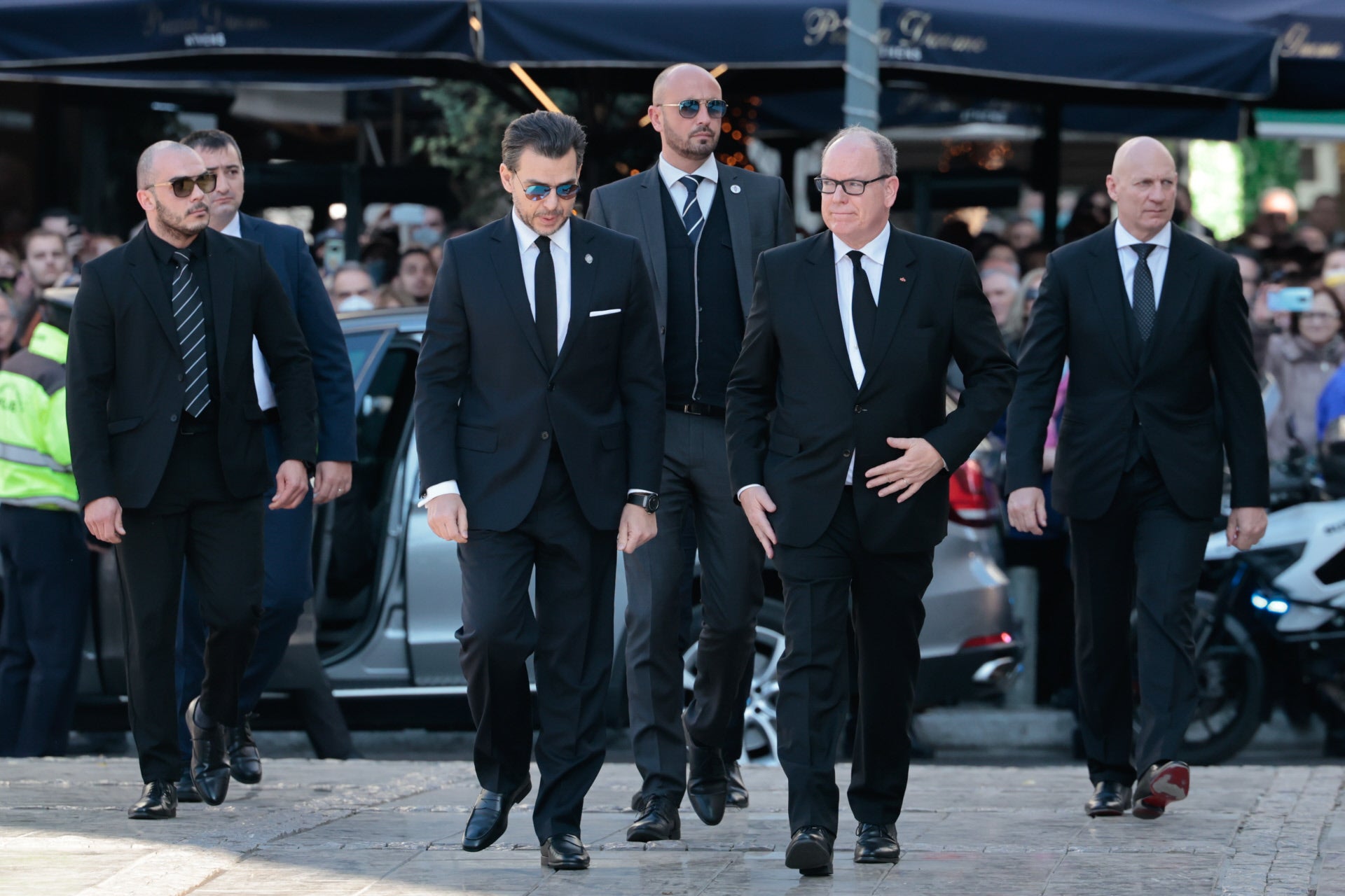 Alberto de Mónaco, sin Charlene, a su llegada al funeral de Constantino de Grecia.