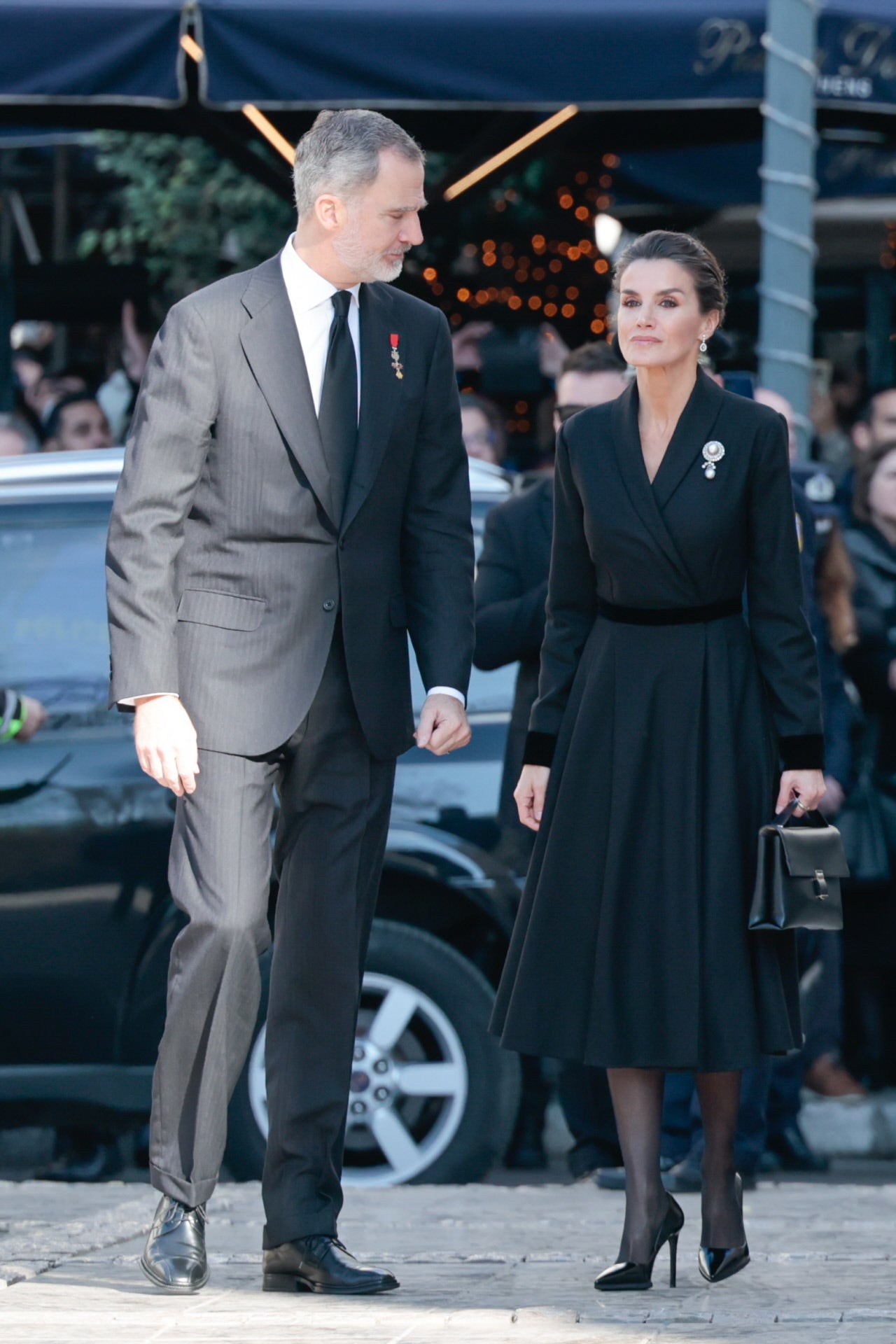 Don Felipe y doña Letizia han llegado solos al funeral de Constantino de Grecia, minutos después de que la familia real española al completo, encabezada por doña Sofía y Juan Carlos I, hicieran su entrada a la Catedral de la Anunciación de Santa María, en Atenas.