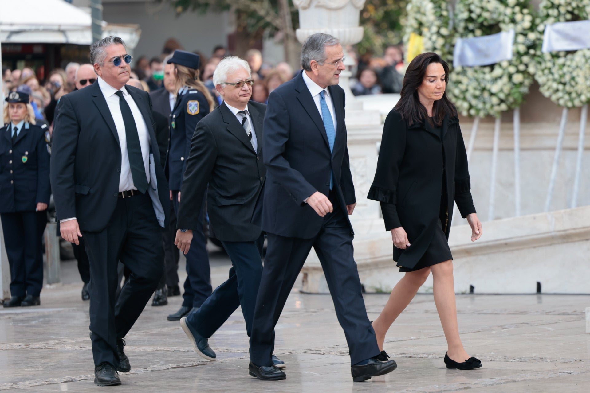 El ex primer ministro griego Antonis Samaras junto a su esposa, Georgia.