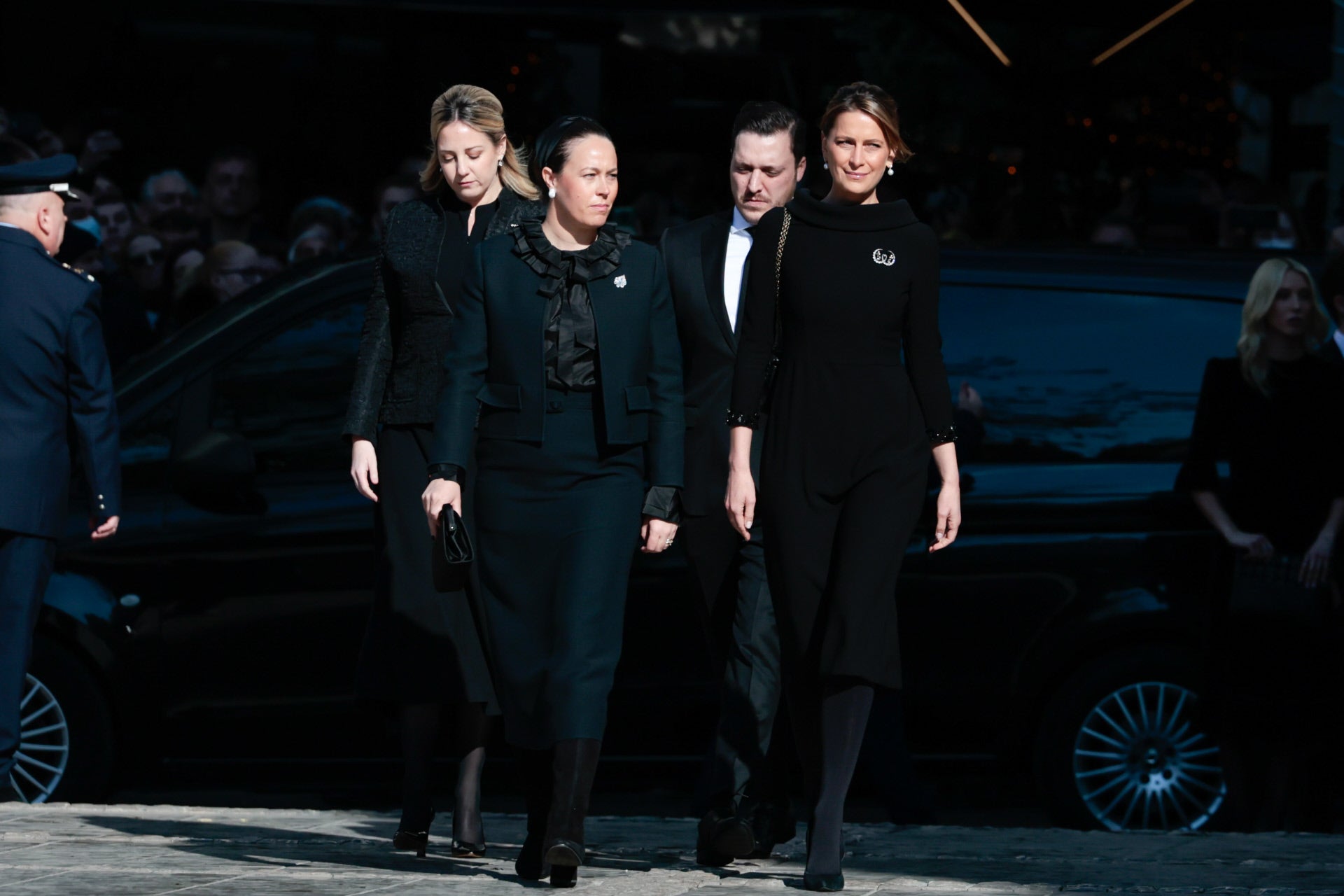 Tatiana Blatnick y Nina Flohr, las esposas de Nicolás y Philippos de Grecia, a la llegada al funeral del rey Constantino en Atenas.