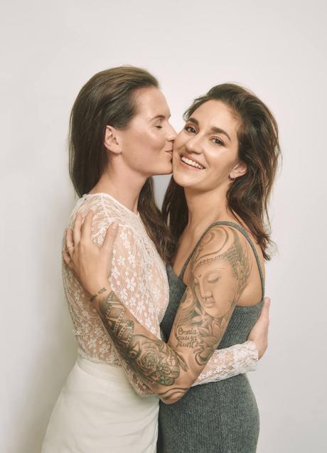 Imagen - Merel Van Dongen lleva blusa de encaje, de Isabel Marant; y Ana Romero, top de cachermir que forma parte de un jersey, de Prada. Foto: Jonathan SEGADE / Estilismo: Gervasio PÉREZ