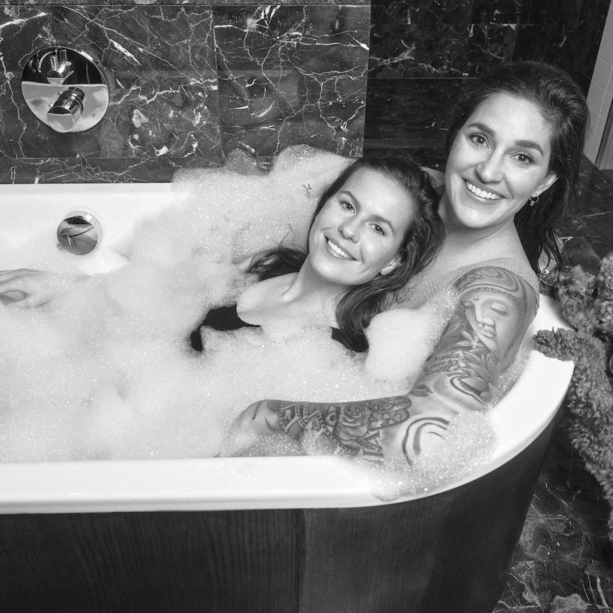 Merel y Ana llevan tops de biquinis de Etam.