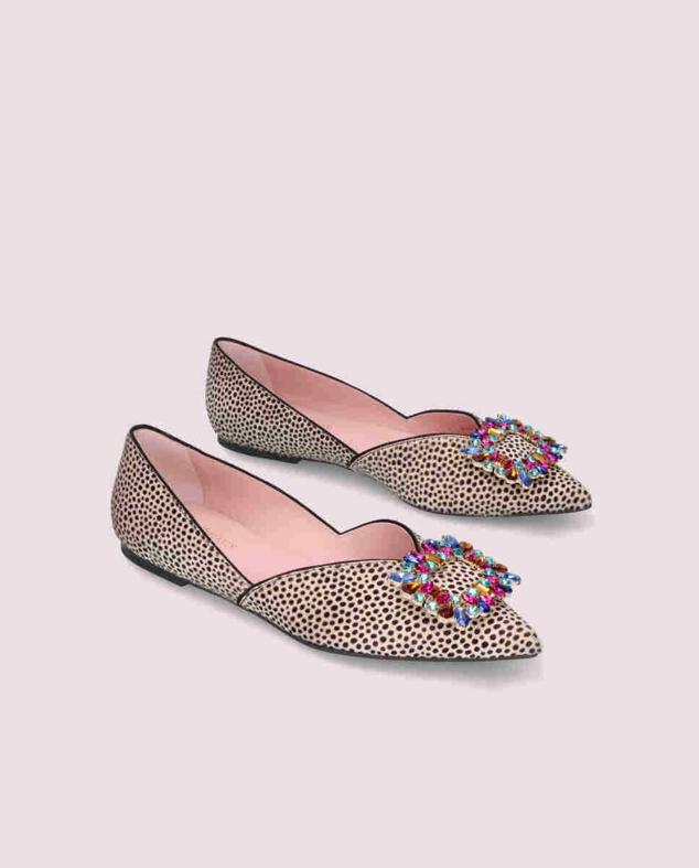Bailarinas asimétricas con suela plata, terminación en punta, hebilla enjoyada multicolor y estampado de puntos, de Pretty Ballerinas. Su precio rebajado es de 179,40 euros.