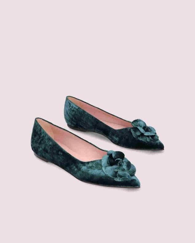 Bailarinas planas confeccionadas en tejido de terciopelo, terminación en punta y detalle de flor en relieve, tono verde, de Pretty Ballerinas. Están disponibles en rebajas a 137,40 euros.