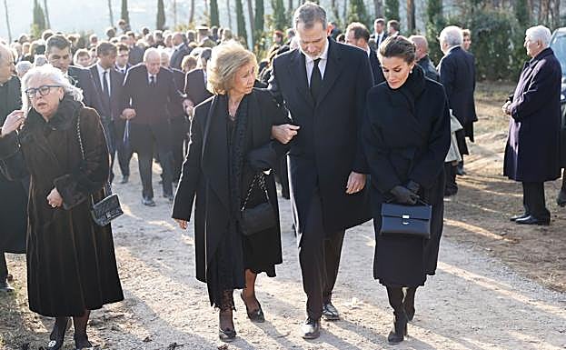 Doña Sofía, su hijo, el rey Felipe VI, y la reina Letizia. En segundo plano, el rey Juan Carlos.
