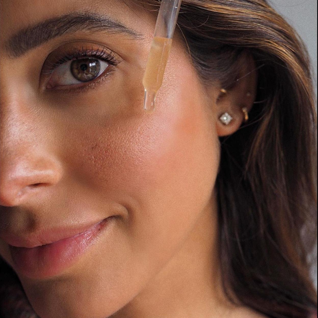 La influencer María Fernández-Rubíes aplicándose sérum.