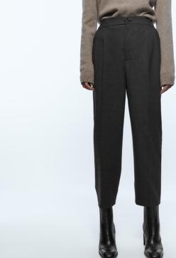 Imagen secundaria 2 - Abrigo de paño con cinturón, jersey de punto y pantalón con estampado de cuadros. Todo de Zara.