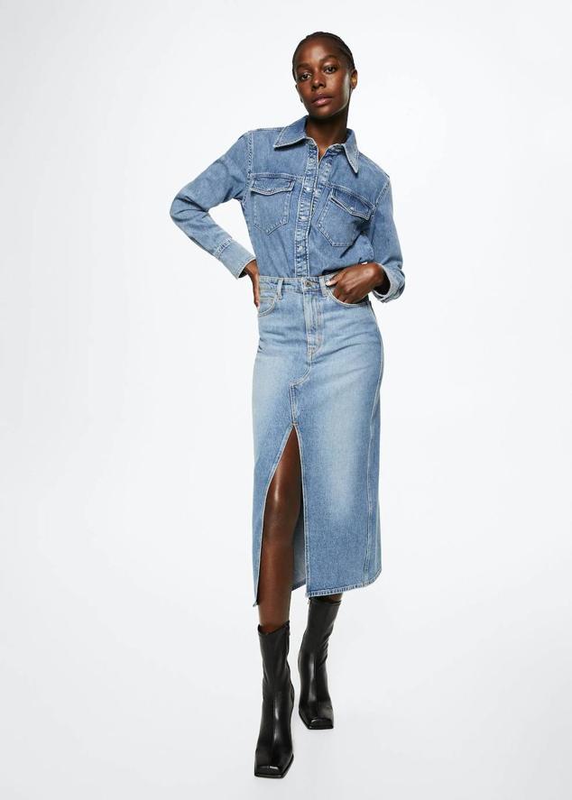 Camisa denim de algodón con corte recto, cuello solapa, mangas largas y bolsillos, de Mango. Está rebajada a 27,99 euros.