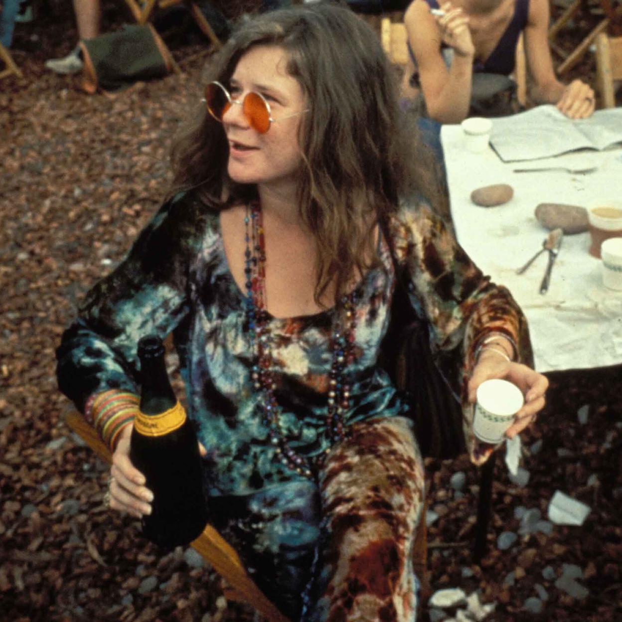 Janis Joplin fue la voz de una generación, pero su adicción al alcohol y las drogas acabaron con su vida de forma prematura. 