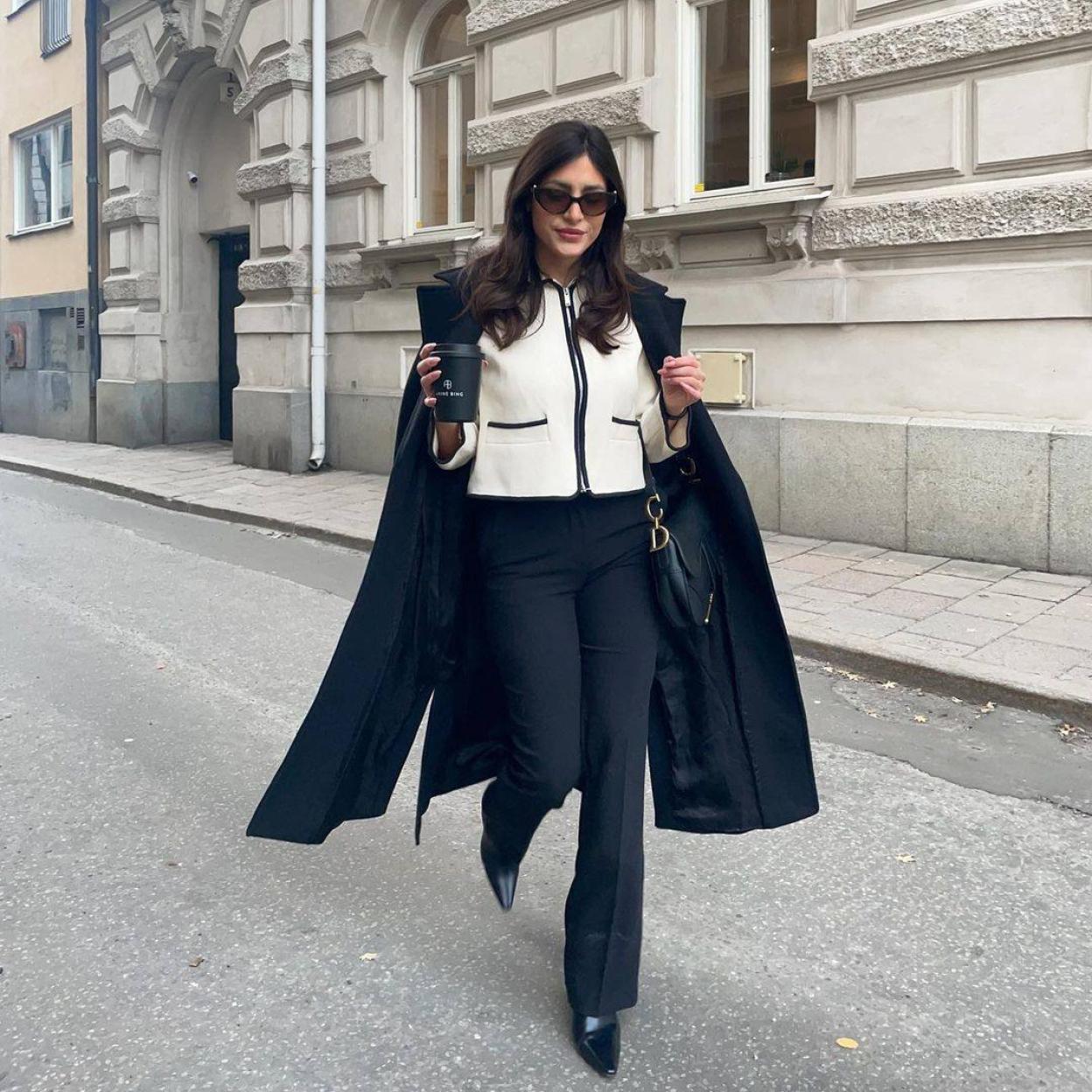 La influencer lleva un cárdigan estilo Chanel super elegante
