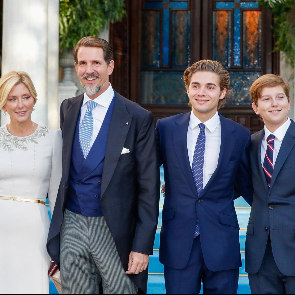 Constantino Alexios con sus padres y su hermano.