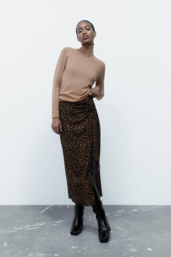 Falda midi tipo pareo con detalle fruncido y abertura, en estampado animal de leopardo, de Zara. Está disponible en rebajas a 19,99 euros.
