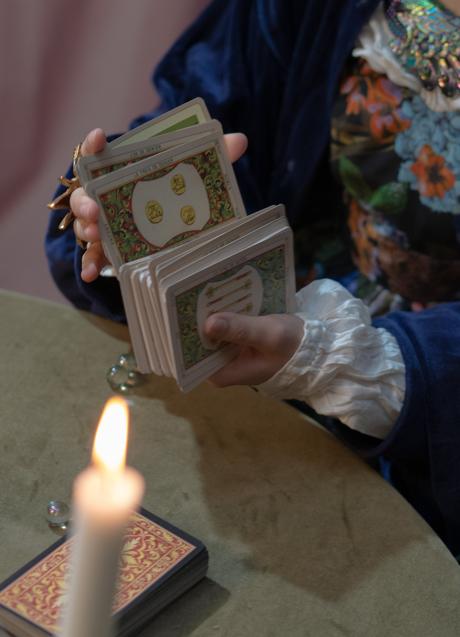 Imagen - Mujer echando las cartas del Tarot/PEXELS