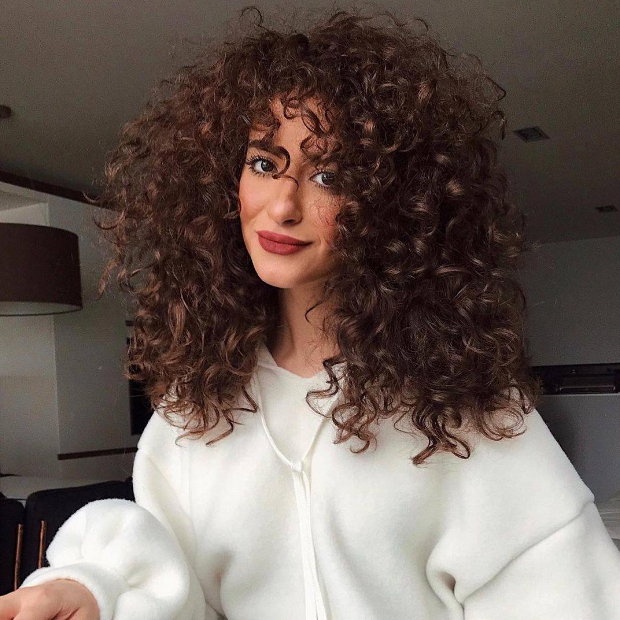 La melena rizada con volumen de la influencer se consigue con estos tratamientos