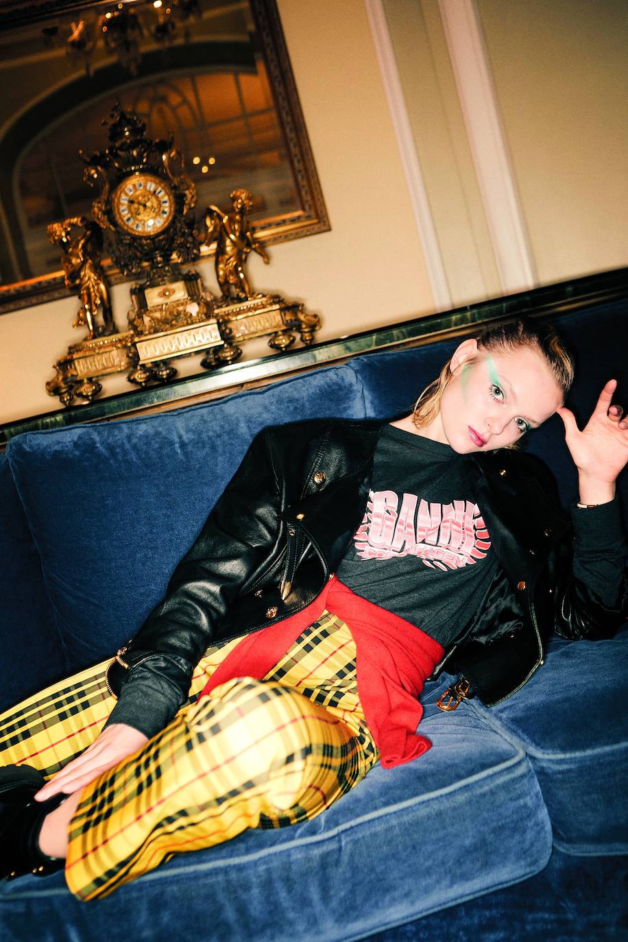 Camiseta de Ganni, cazadora y botas de Celine, jersey de Uniqlo, pantalón de Ralph Lauren y pulsera de Hermès.