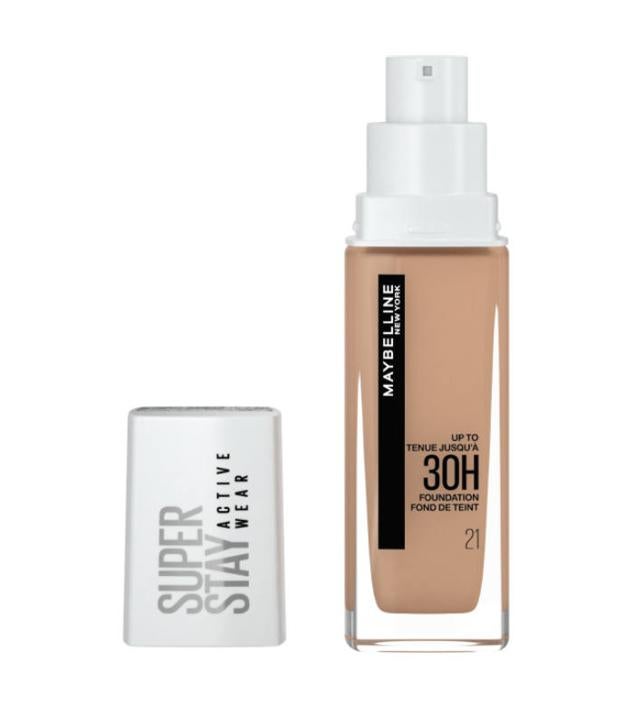 SuperStay 30H Active Wear Foundation de Maybelline tiene una ligerísima fórmula que proporciona el acabado más fresco, uniforme y favorecido, sin pesadez, gracias a su tecnología resistente a brillos, agua y sudor que perdura hasta 30 horas impecable, con acabado mate. Además, contiene ácido hialurónico.