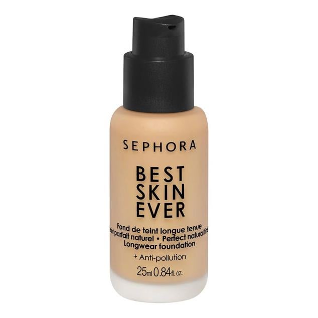 Best Skin Ever Longwear Foundation de Sephora ofrece el acabado más natural e impecable, al tiempo que mejora la tez realmente por sus activos de tratamiento, como el ácido hialurónico y escualeno que hidratan y rellenan o la vitamina C y E protectores y antiedad. Además, tiene cobertura ajustable efecto segunda piel y suaviza la textura.