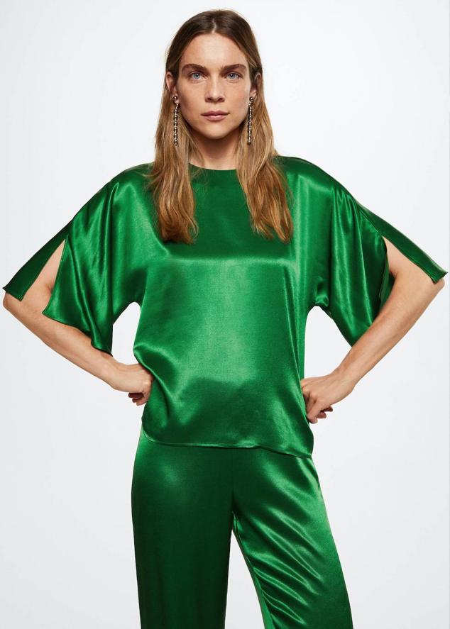 Blusa fluida satinada con manga corta, aberturas y cuello redondo, color verde, de Mango. Cómprala en rebajas por 19,99 euros.